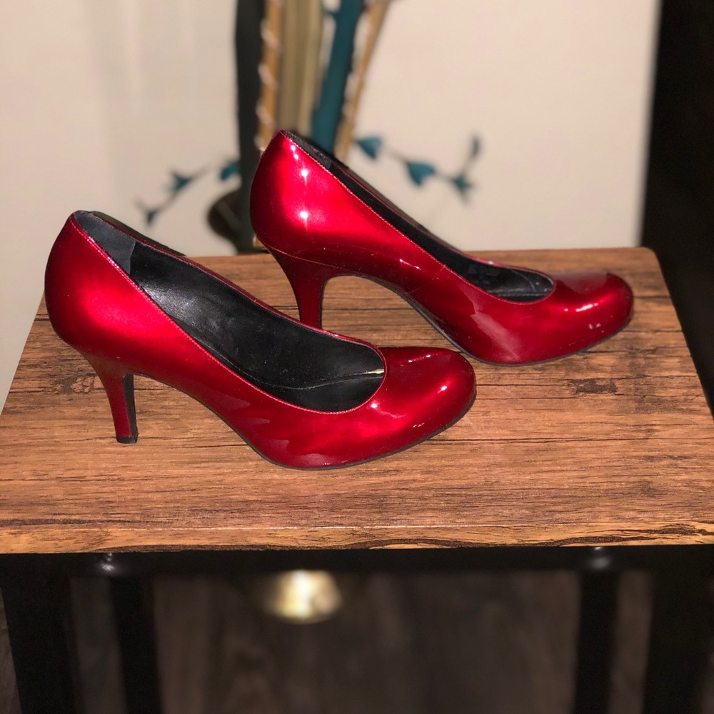 Red heels!! - Picture 2 of 3